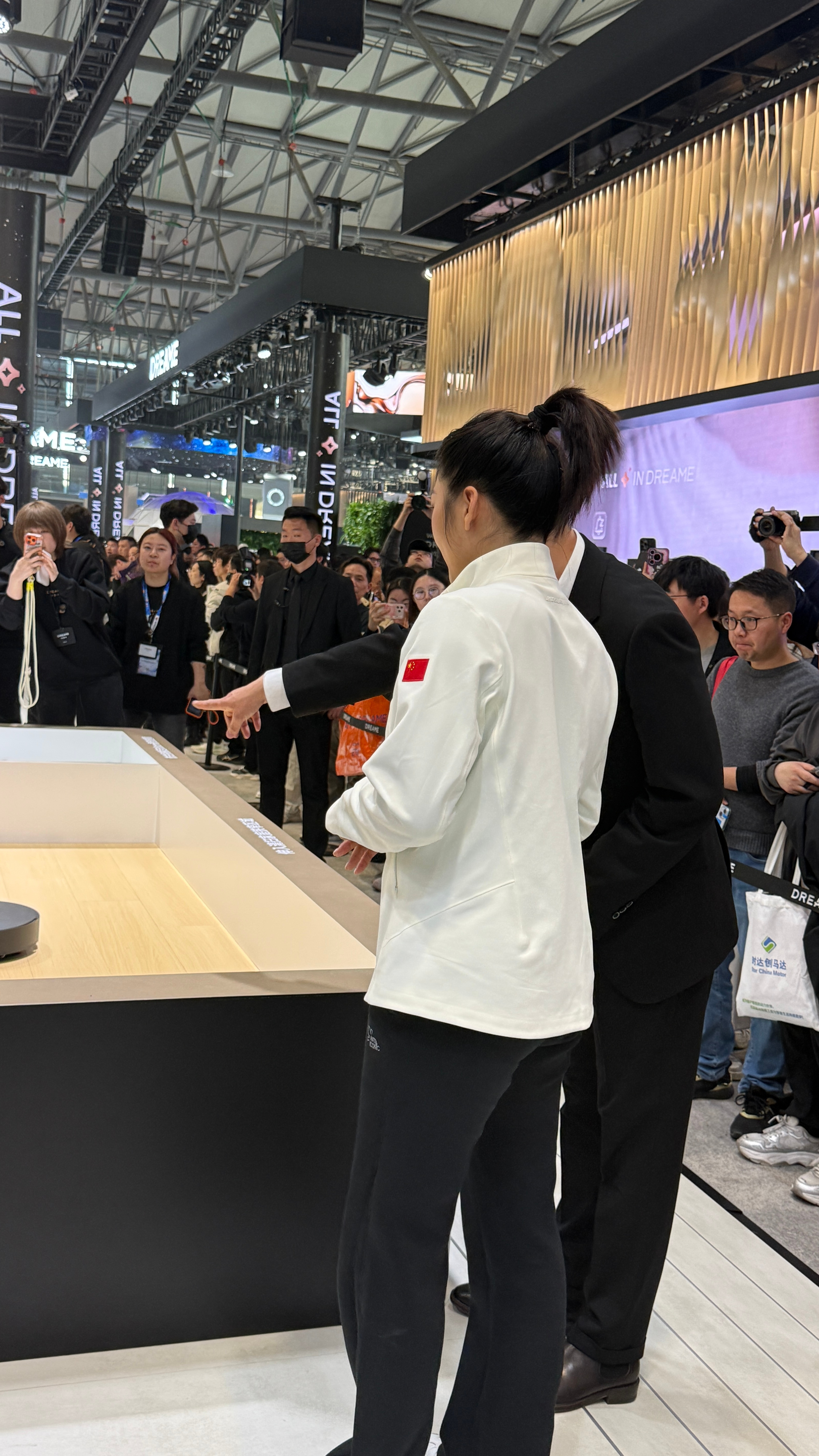 徐梦桃上海AWE参观扫地机器人是谁在现场见到徐梦桃了该说不说现在的扫地机器人越来