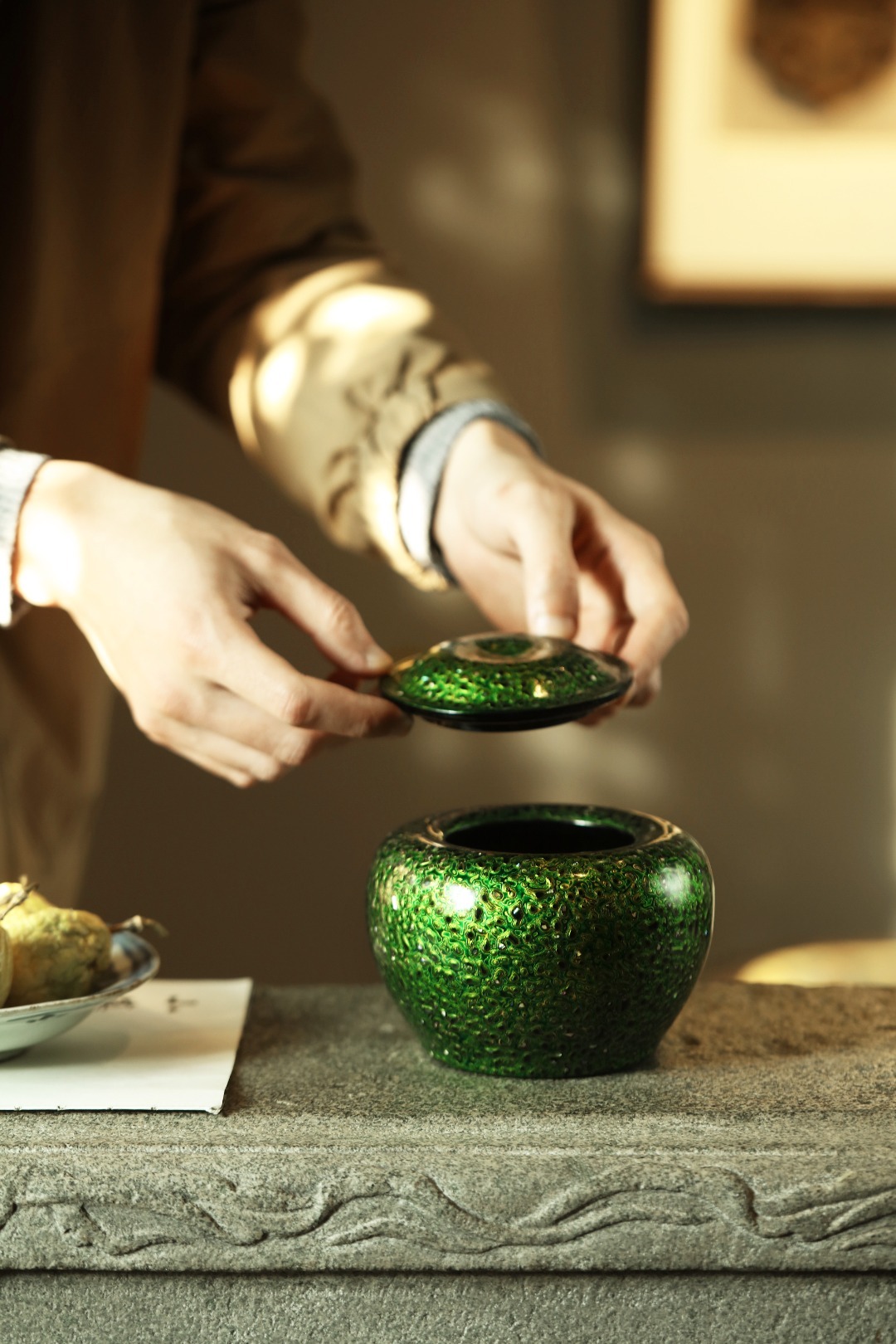 大漆x螺钿 | 宝石绿·茶叶罐/围棋罐紫光檀为底胎，髹天然大漆，逐层髹漆打磨，工