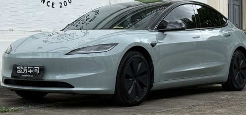Model 3焕新版 换上暗影绿，低饱和的薄荷调，自带一份安静的高级感。光线落在