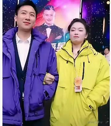 阿朱这次跟徒弟游子两个去参加了福星的活动，看两个人还穿着情侣装手挽手的一同走上舞