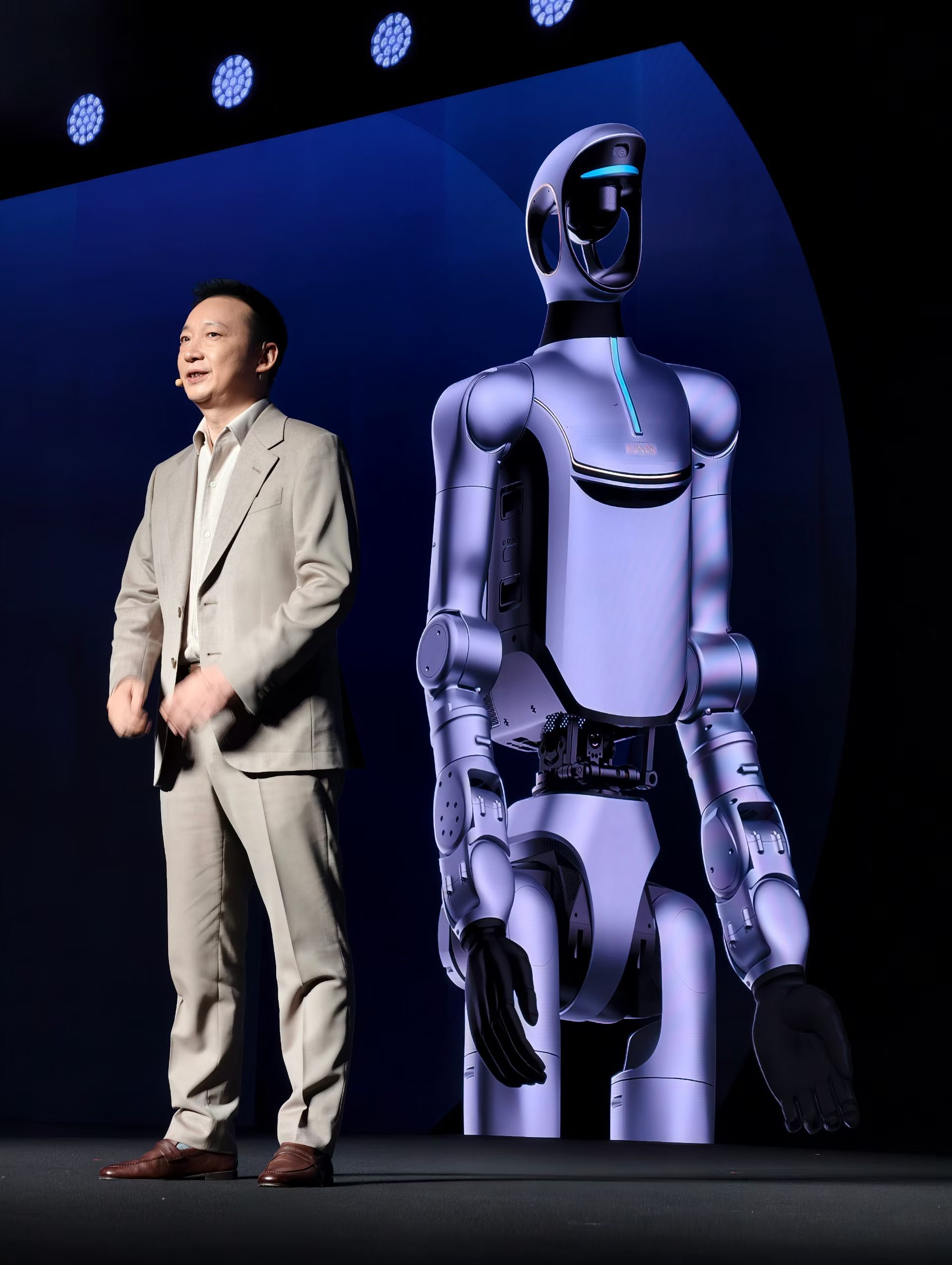 荣耀变了2026年手机行业大不易：核心元器件涨价，苹果产品大年，产品再次趋同，用