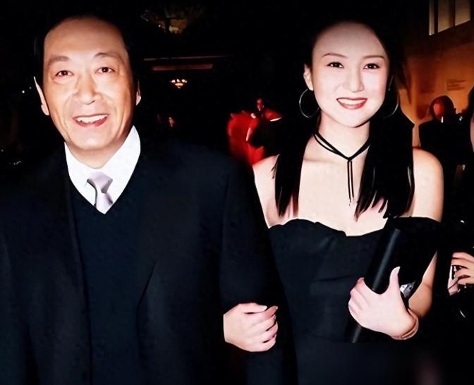 79岁王奎荣把全部财产过户小37岁妻子，真不是糊涂

79岁的王奎荣把2000多