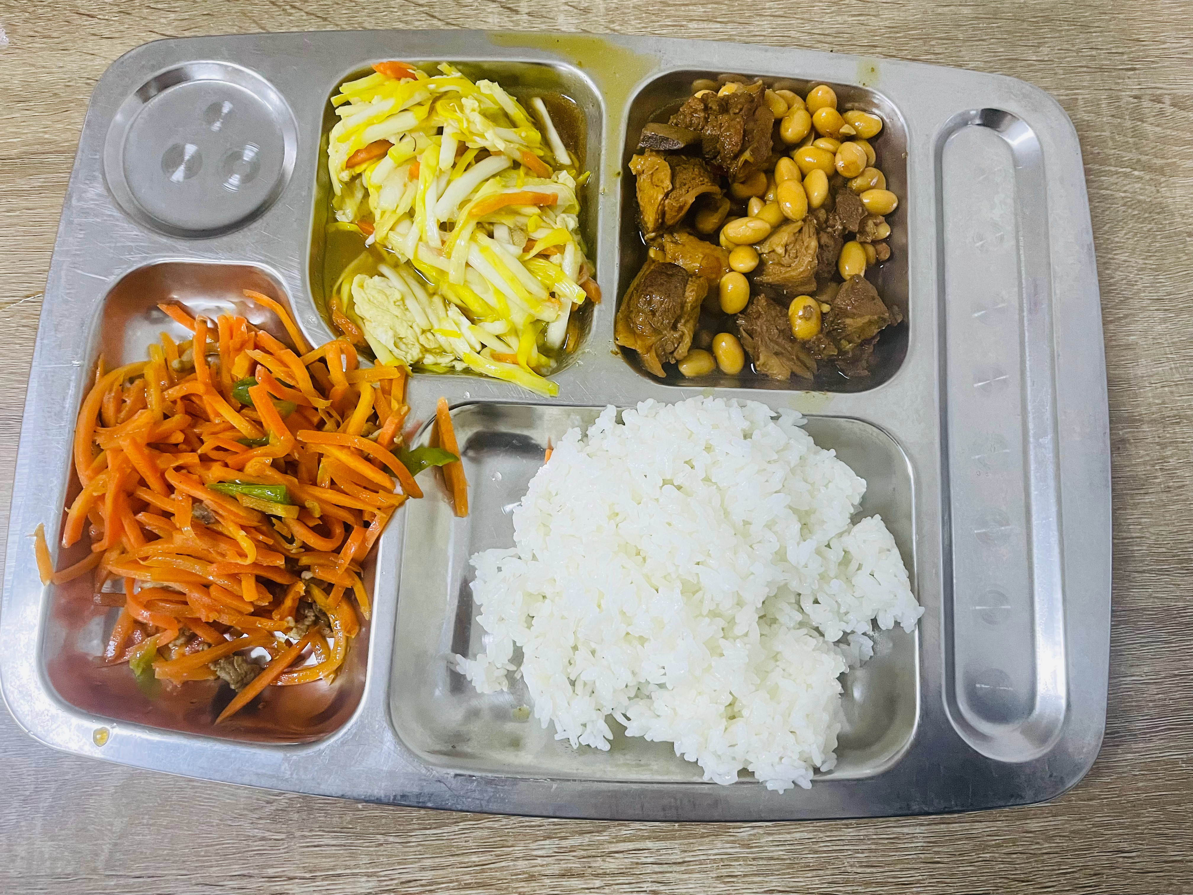 来食堂吃个晚饭，准备加班。 