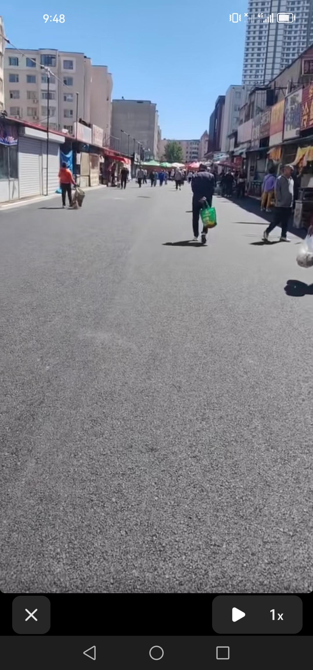 吉林市临江市场西段终于全面开放了，道路干净整洁，也没有摊位胡乱摆放的现象，看上去