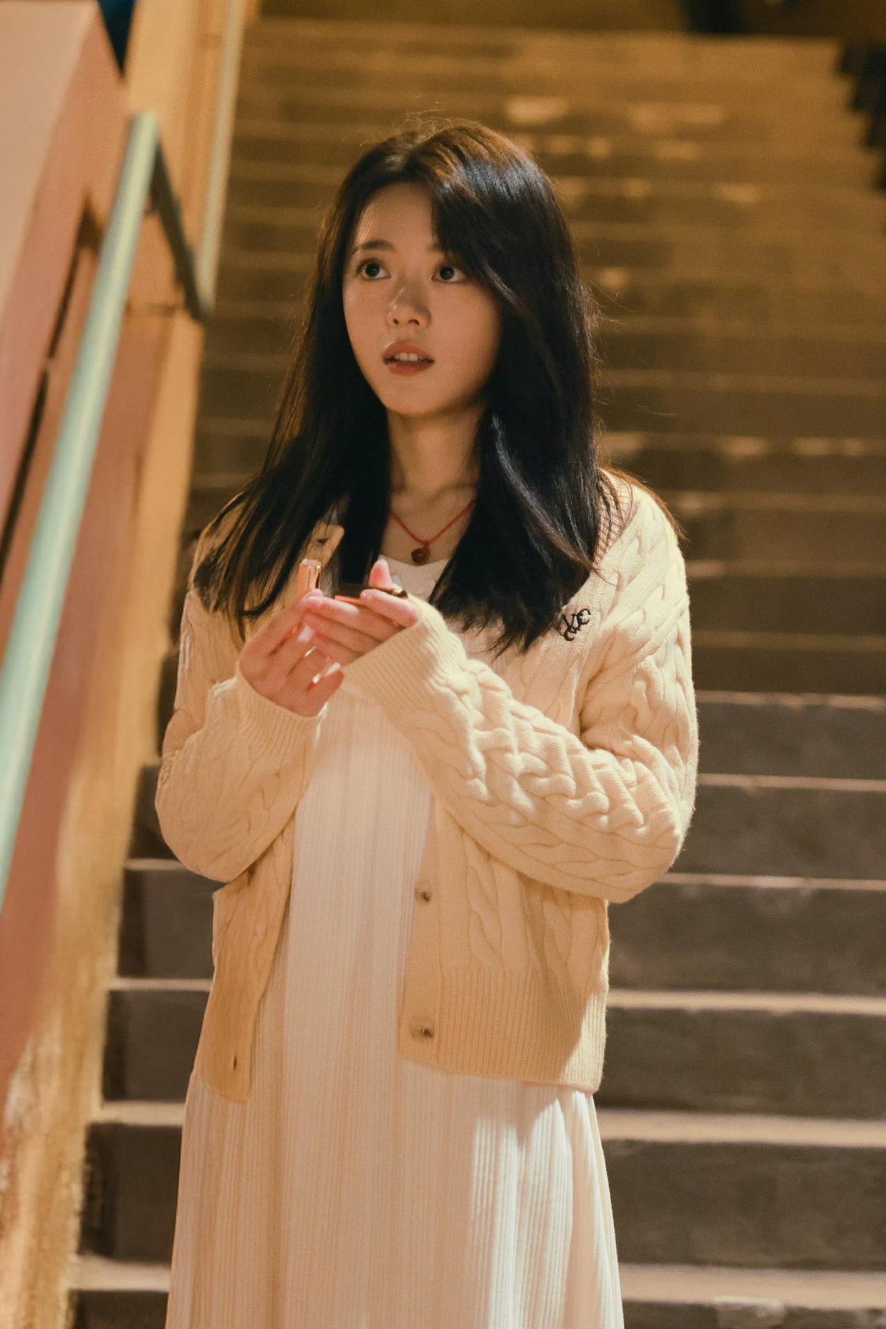 作为年轻一代中的女演员，气质十分出类拔萃！