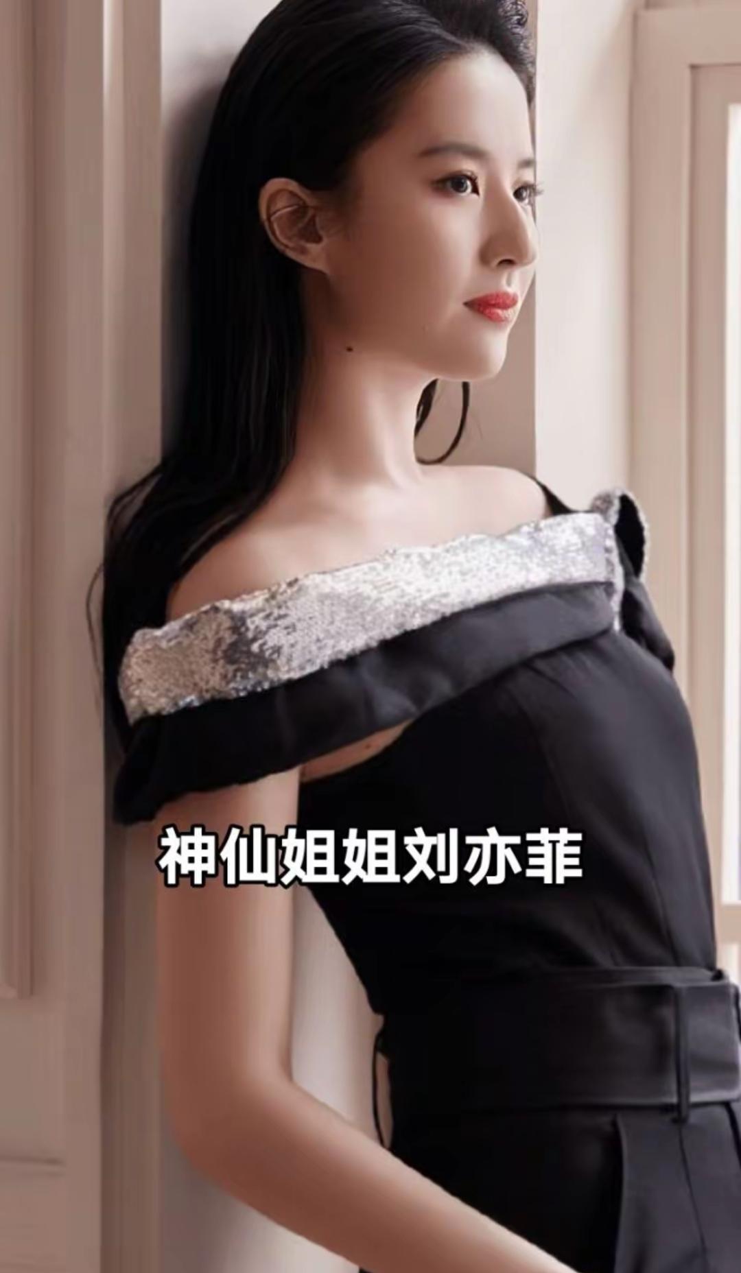 原因可太多了。在“白瘦幼”审美流行时，她有着丰腴美，圆肩、溜肩，腿部也不瘦，却美