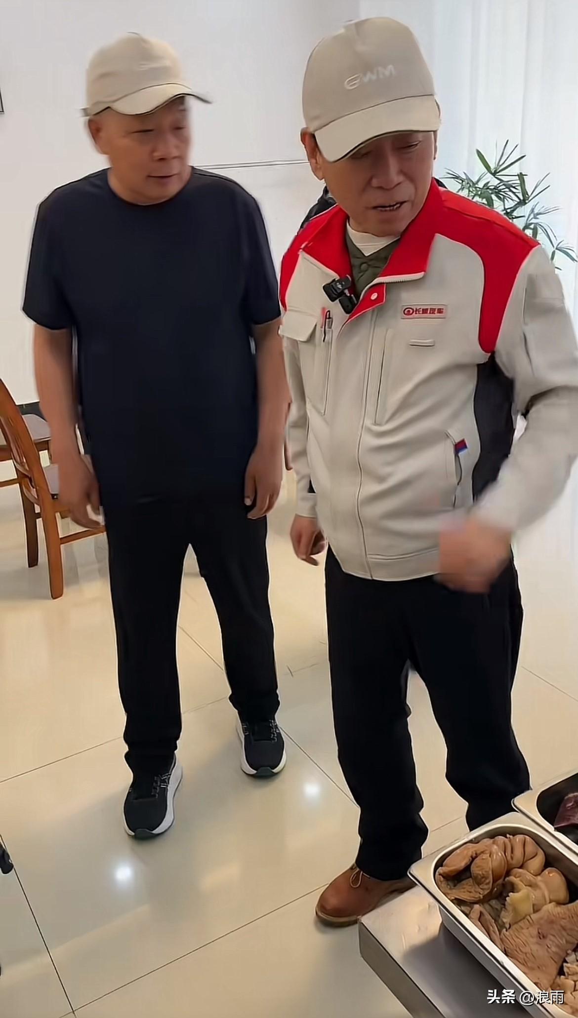 看得出来于东来身体是真壮实。他和魏建军一块儿去吃饭，60岁的他穿着短袖T恤，而比