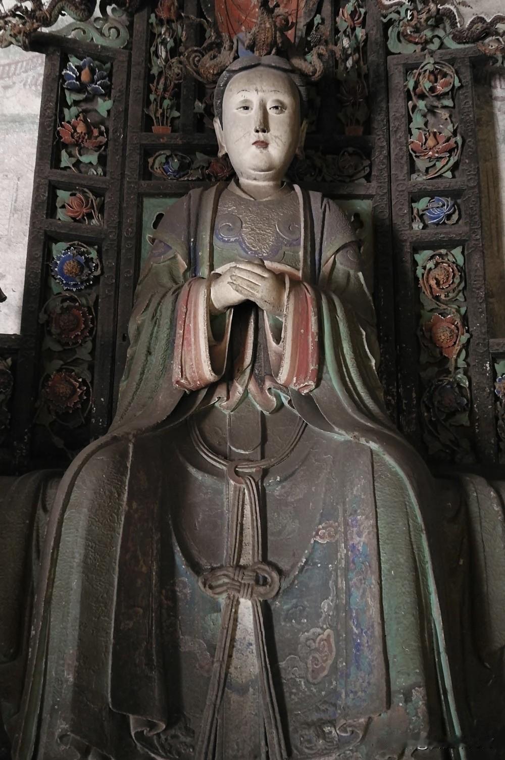 很多人逛双林寺，都会忽略中轴线最末尾的娘娘殿。
 
殿内这一组生育主题彩塑，是民