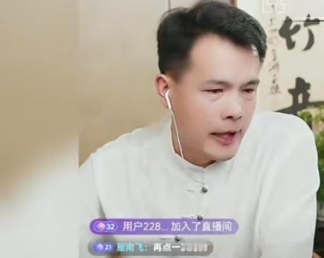 老七坤翔在直播现场泪洒当场，称自己要退场了，向老师们致歉，恳请大家允许他体面地离