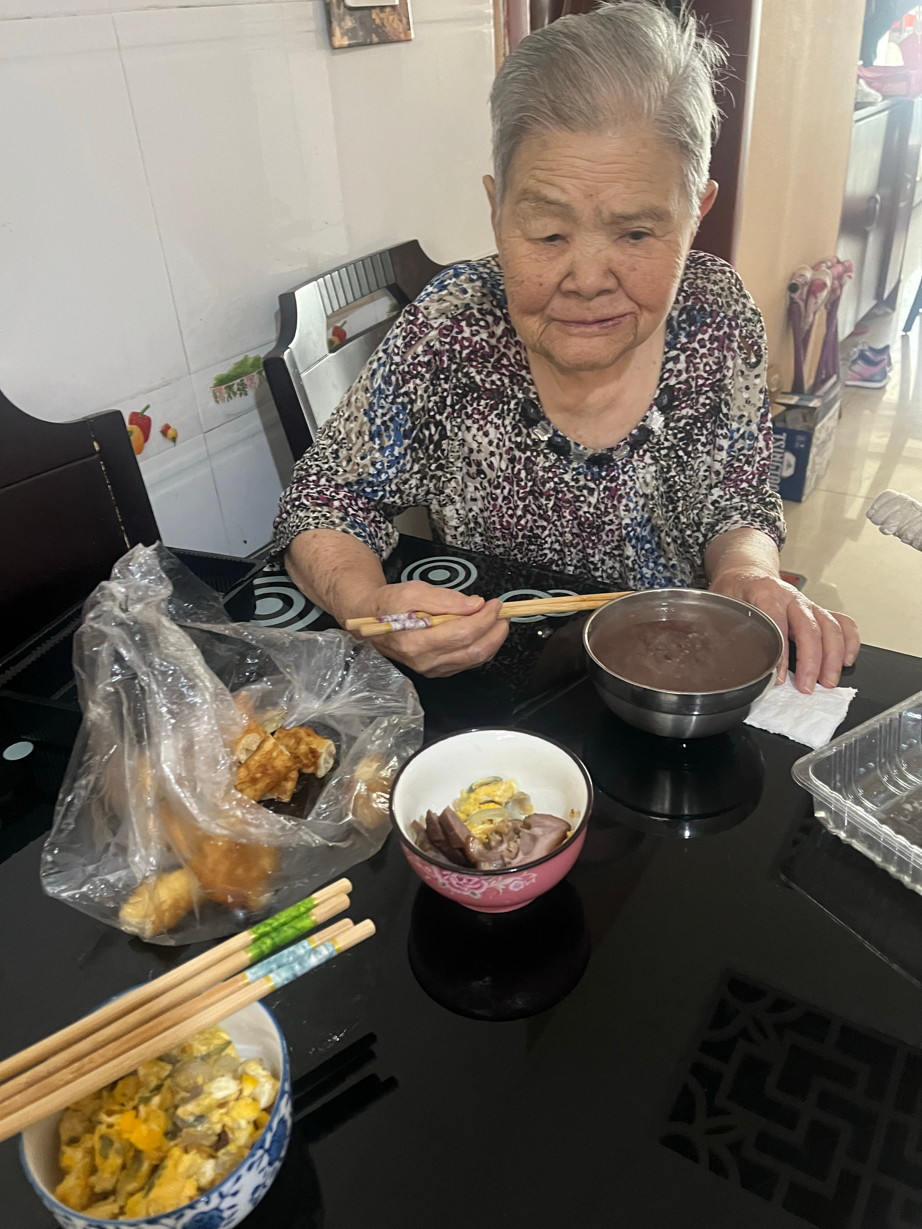 美好的值班生活又开始啦！        早晨一进门娘就打招呼：换了你来了？迷糊爹