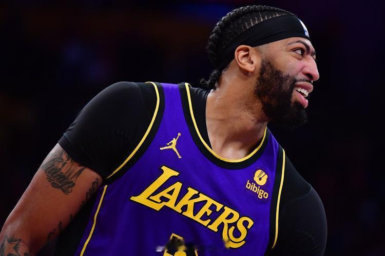 #浓眉左肩#NBA季后赛首轮G5湖人客场挑战掘金的比赛中，浓眉在第三节肩膀受伤离