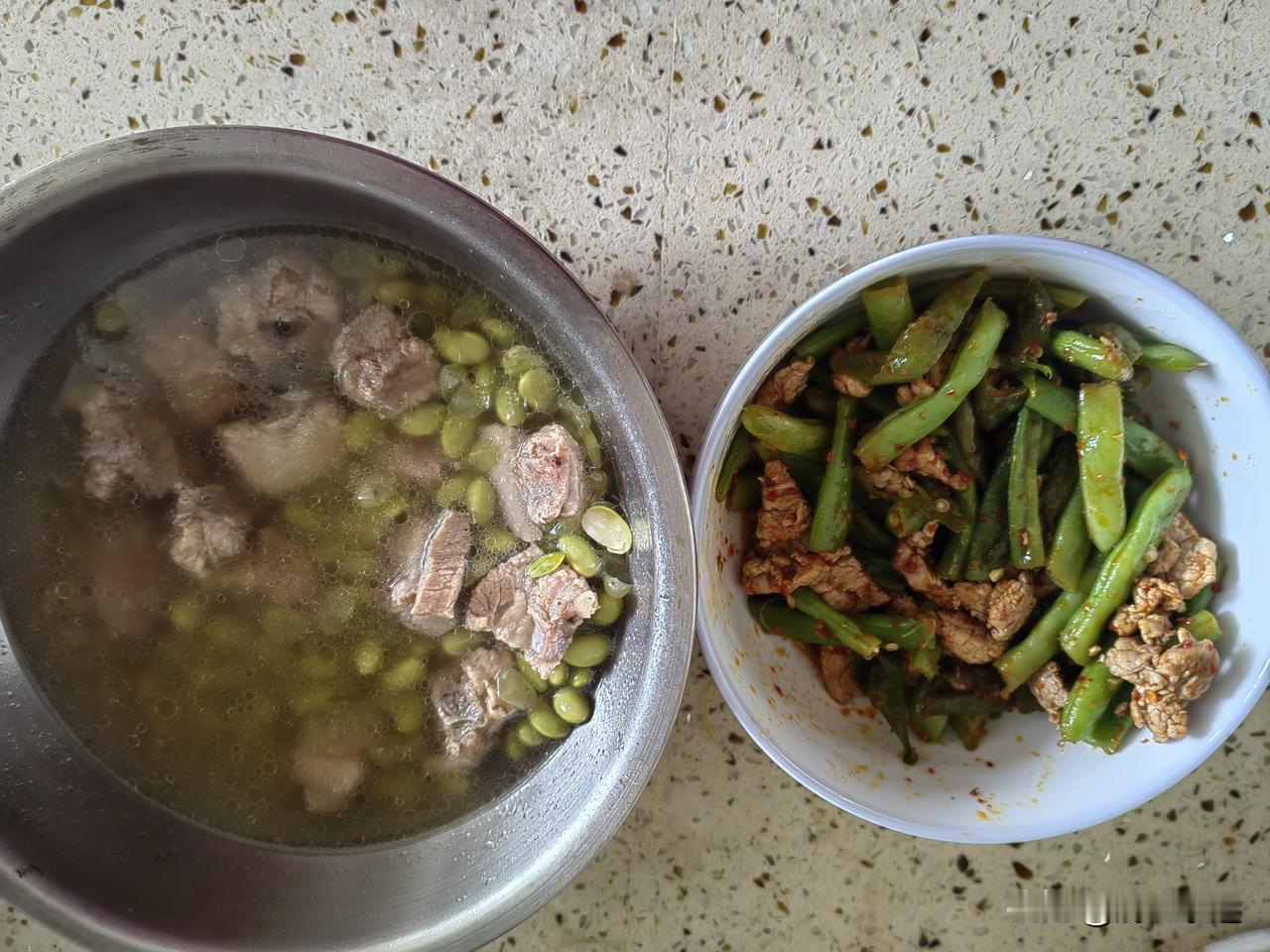 煮菜也不安全
今天我在厨房豆角炒肉，不知怎么回事，一滴油跳出锅子，直接蹦到我脸上