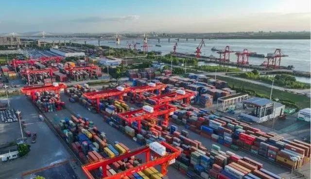 2024年9月，海关总署发布的外贸数据显示，中国外贸总额突破28万亿元，贸易顺差