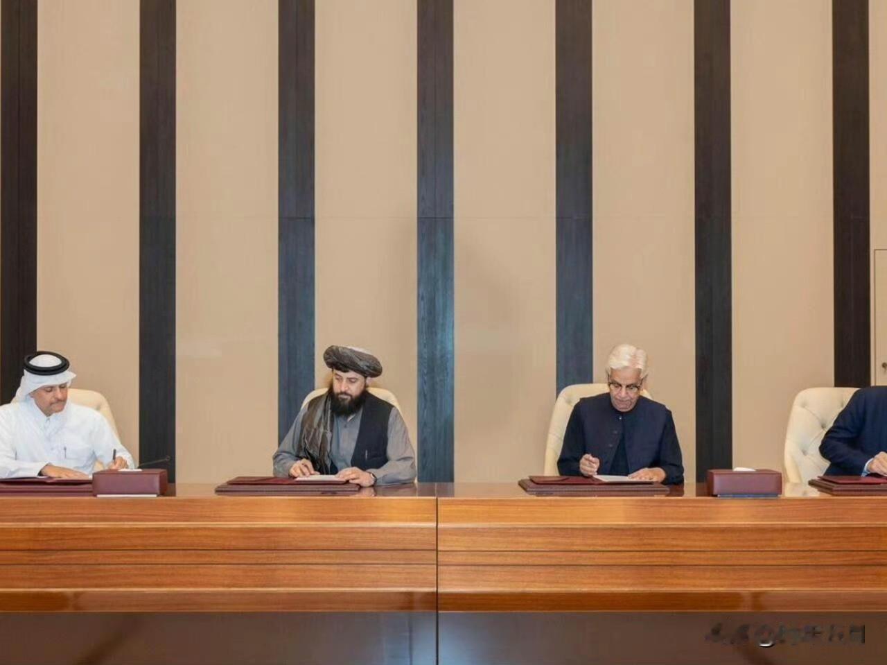 巴基斯坦与阿富汗塔利班之间的和平谈判破裂，巴方言辞急剧升级。国防部长公开威胁将动