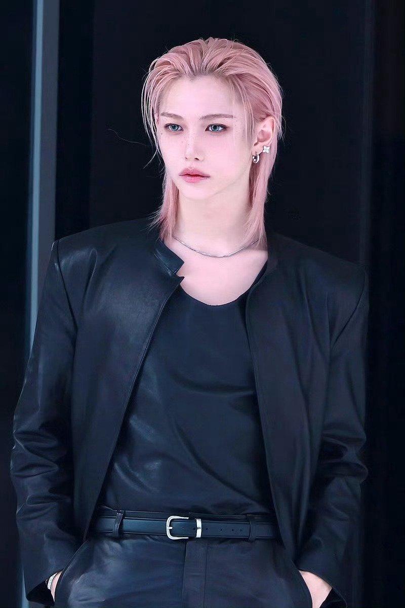 李龙馥 felix 李龙馥今天出席线下活动，粉发造型帅得好权威 ​​​