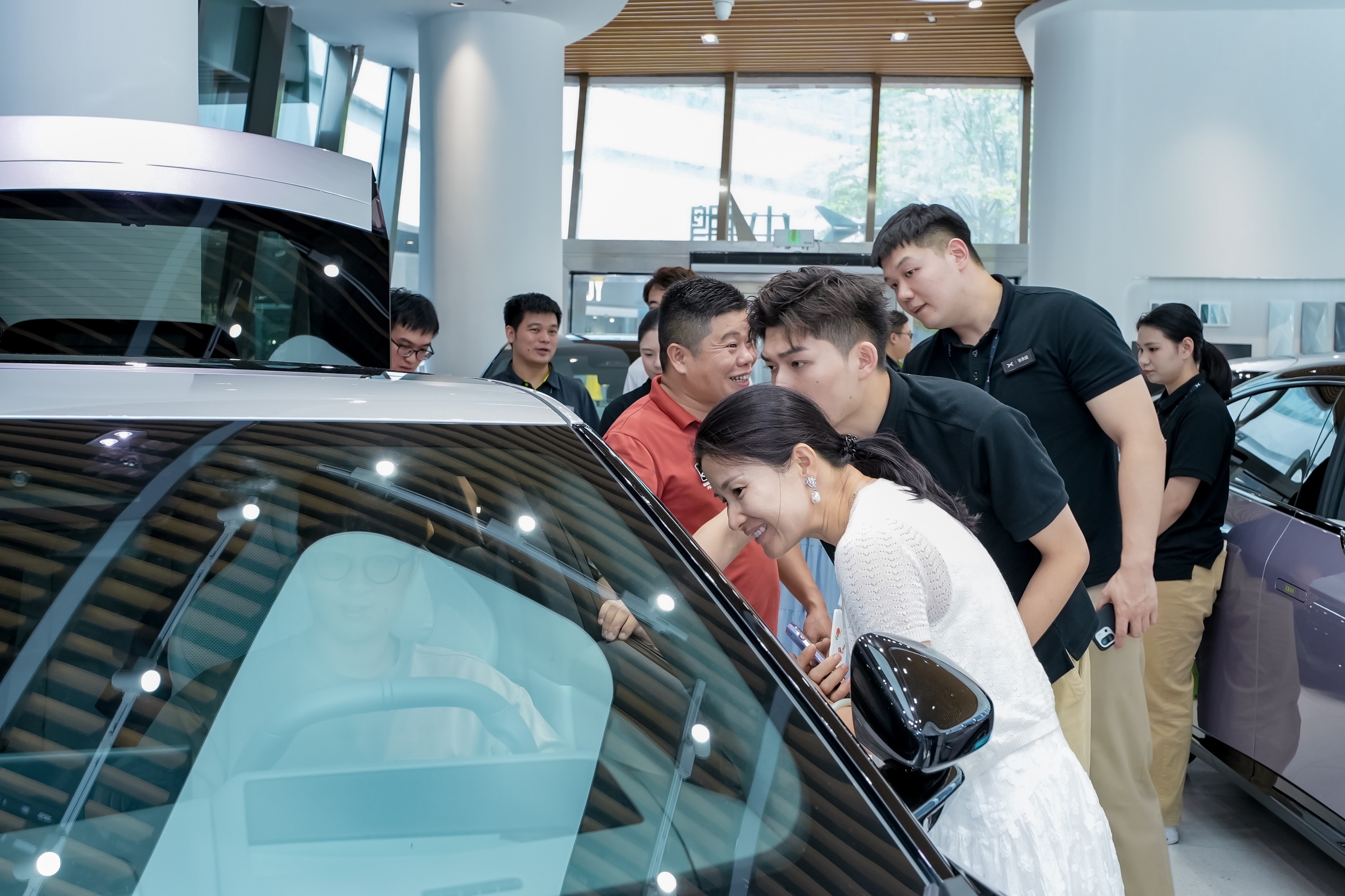 全新小鹏P7展车到店，瞬间引爆周末！它有着钟楚曦的审美选择，朱正廷、陈妍希认证的