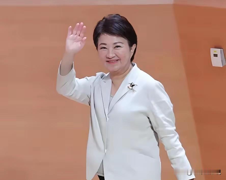 卢秀燕被问及“日菲划界谈判”这一事关渔权与主权的大事，竟以“笑而不答”草草带过，