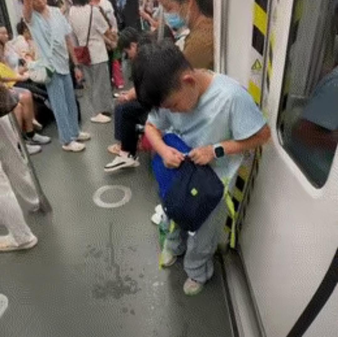 家人们，今天坐地铁时碰到个超有看头的场景，直接把我注意力全吸引过去了！地铁上，有