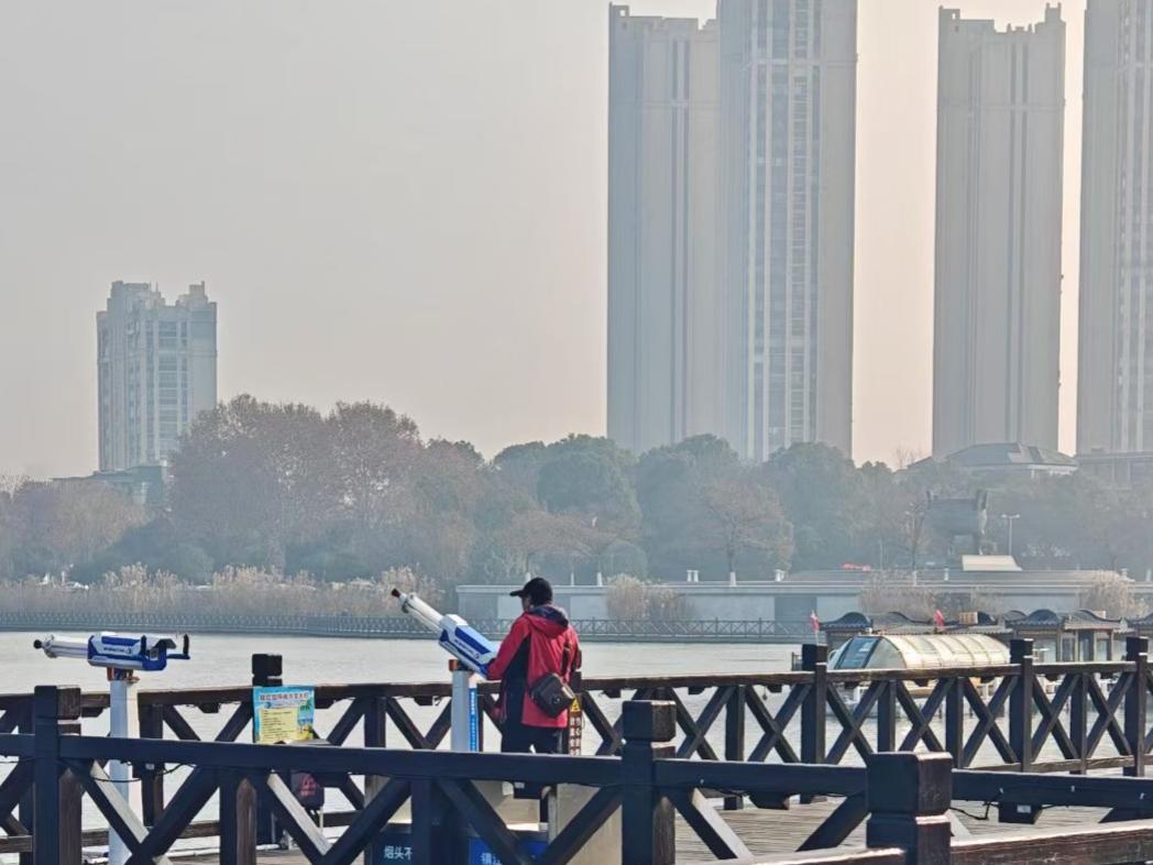 🌉望远镜把城市的轮廓揉进雾色，江风掠过木栏时，连高楼都成了光阴里朦胧的注脚。