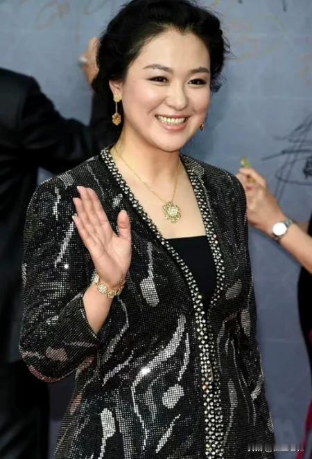 [微风]2008年《潜伏》开拍，沈傲君和孙红雷拍完吻戏后，她悄悄地对导演说：我给