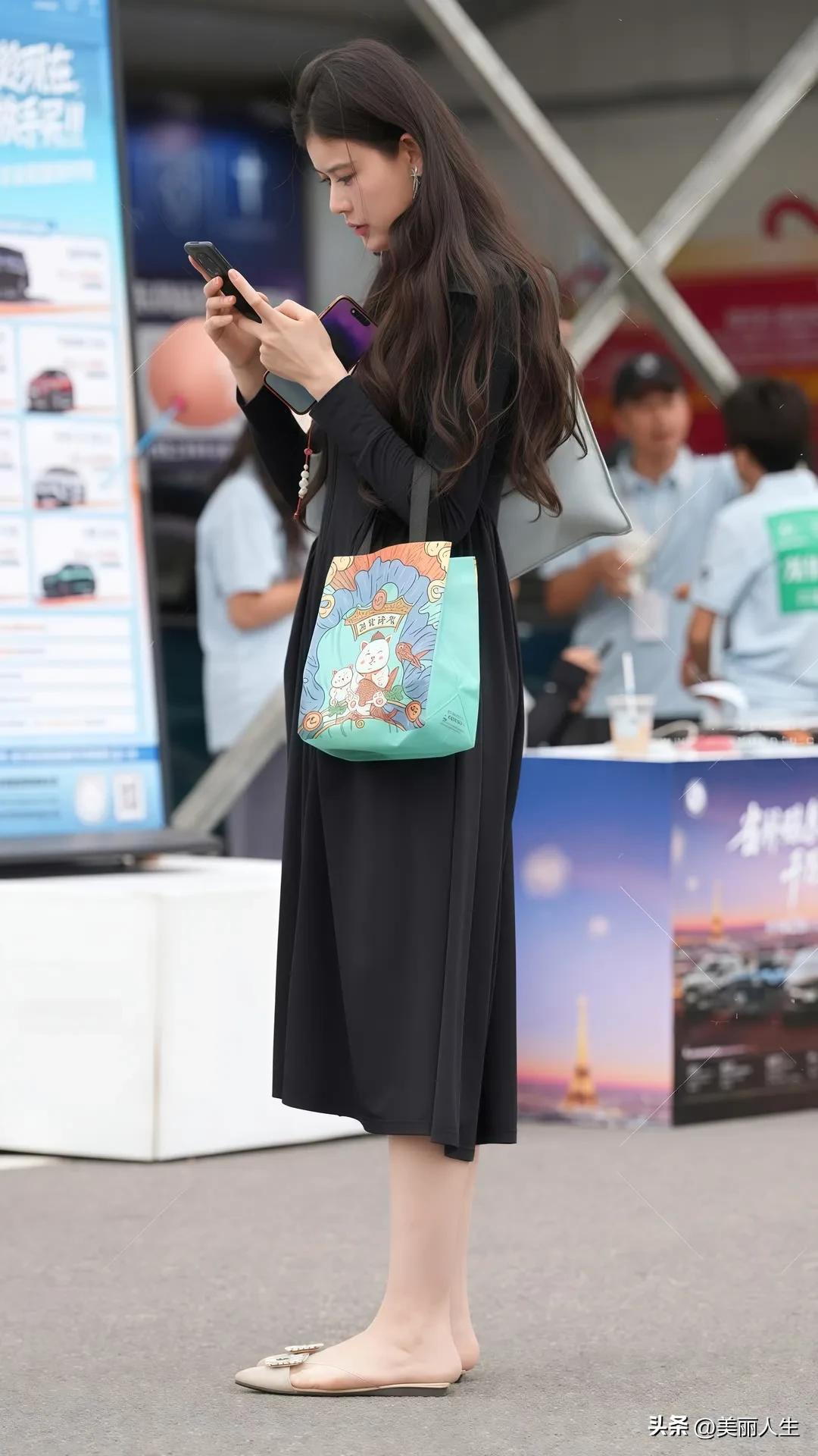 都市时尚女孩，黑裙搭配彩色包包，手机不离手，都市生活快节奏。