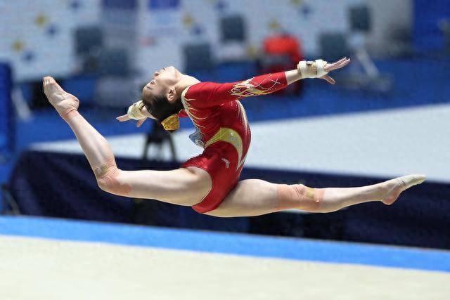 她是韩国誉为的“体操公主”，不顾父母的反对，执意嫁给体操冠军出身的国际裁判，尽管