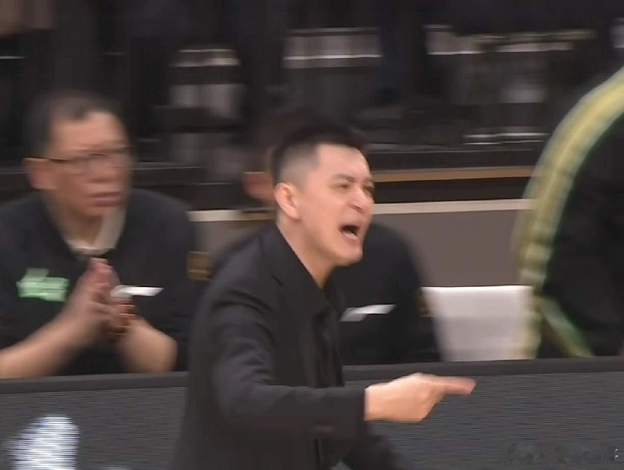 杨鸣终于破解了去年一直破解不了的广厦包夹持球人的战术……杨鸣说不能这么偏