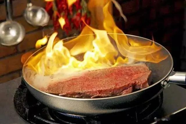 5个炒菜坏习惯，你中招了吗？1.油烧得非常热，已经冒烟了，油温过高会产生不利于身