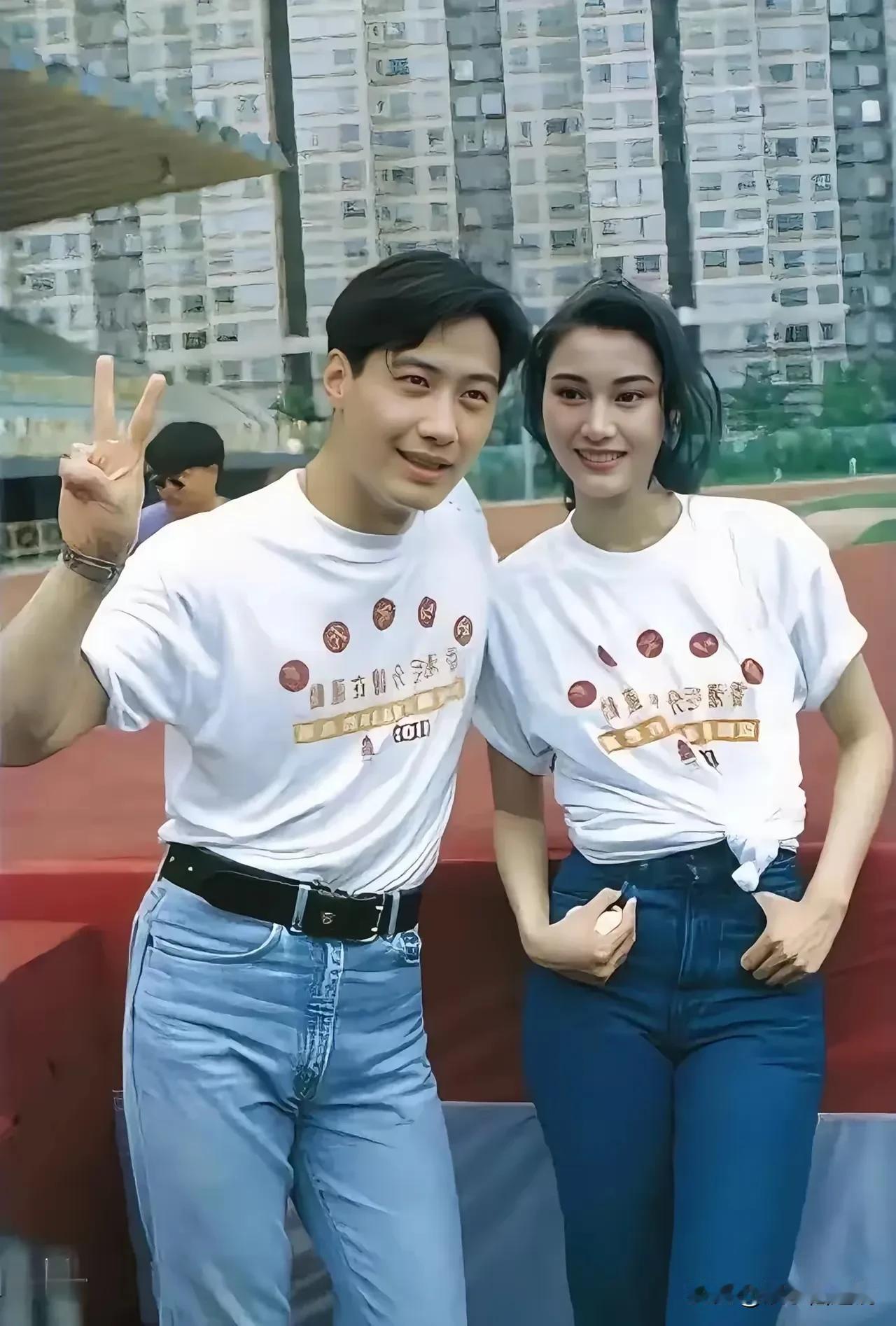 这是90年代初，黎明和李嘉欣的一张合影。
那时候他们明面上虽然没有承认是情侣，但