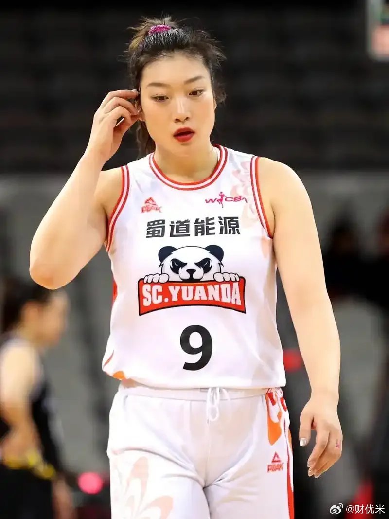李梦icon落选国家队，根本不是什么被打压排挤！31岁的她拿着海外联赛的高薪和赛