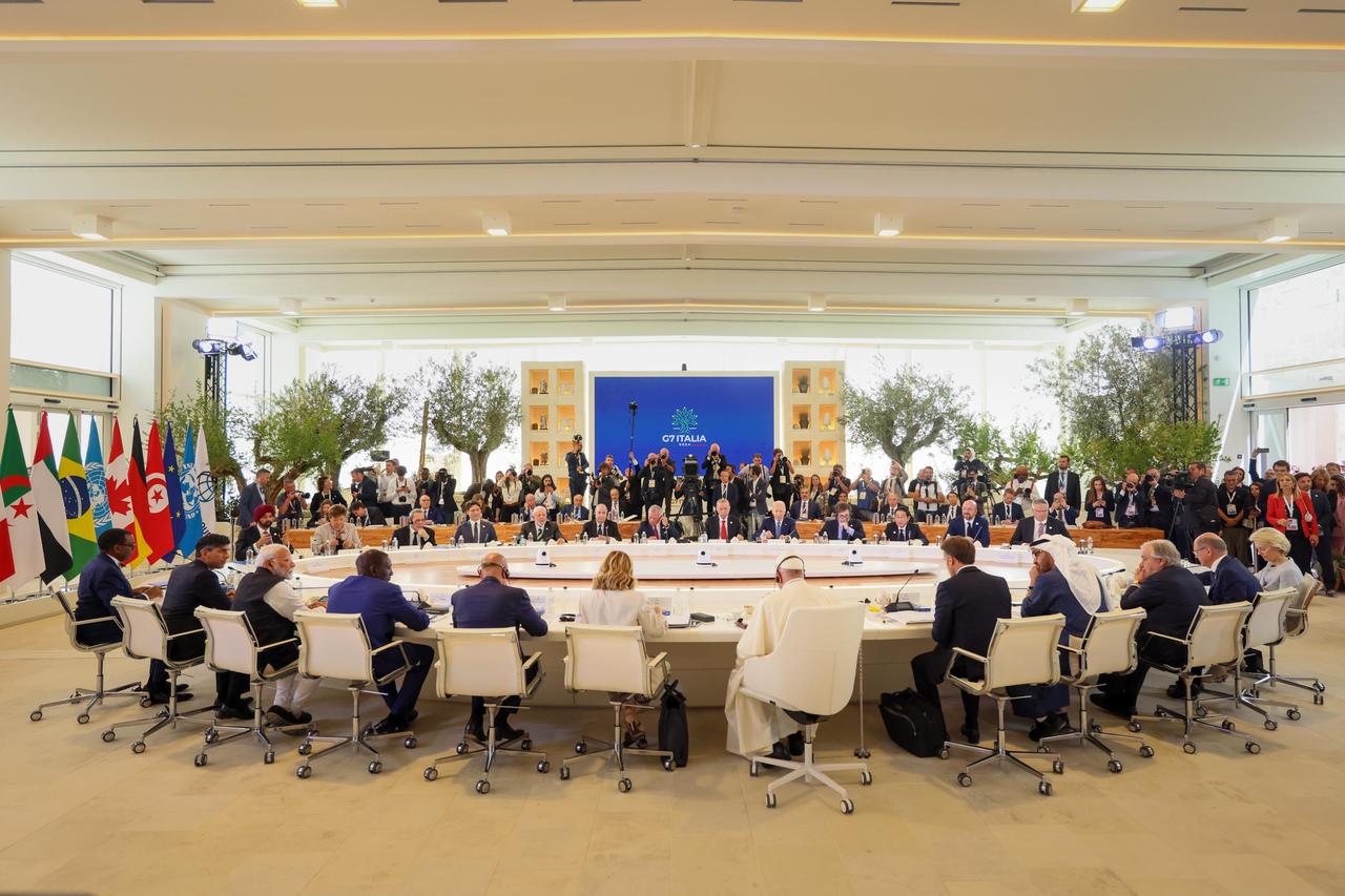 纽约时报说特朗普正在带着美国自杀！美国自二战以来80年的基业已经被特朗普在几个月