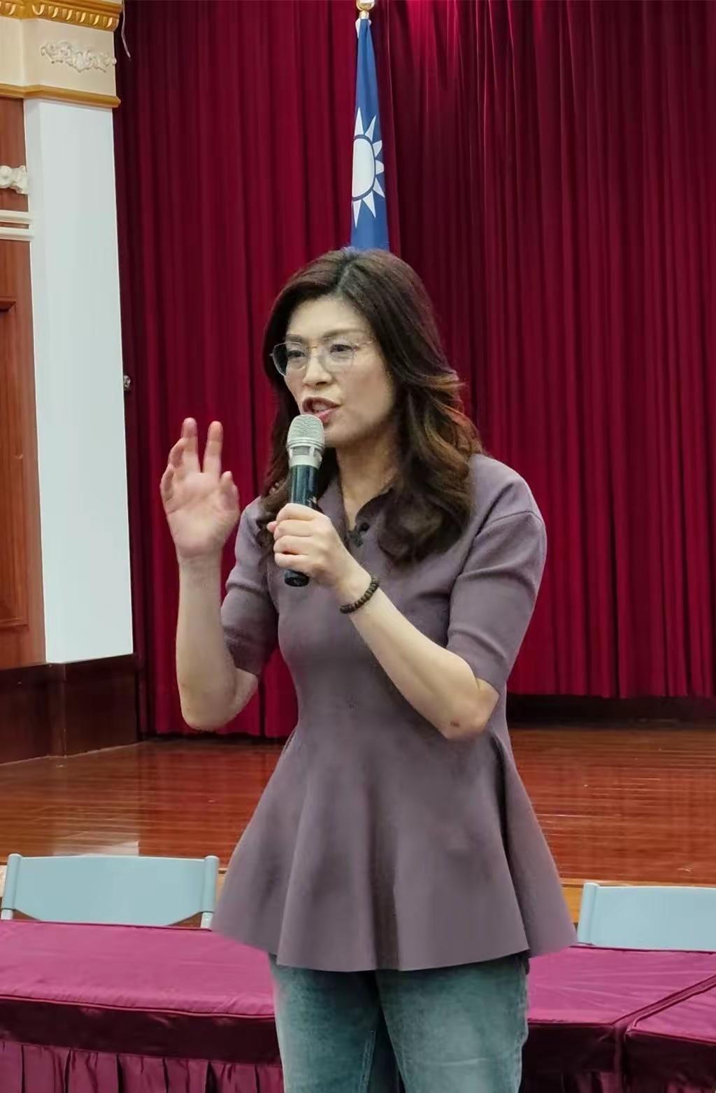 6月29日上午，桃园那场"妇女菁英领袖成长营"，本来聊的是女性怎么参与公共事务，