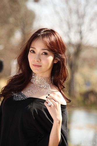 原来侯佩岑三岁时就有明星相 童年旧照曝光，圆脸大眼灵动可爱，神态大方自带镜头感，