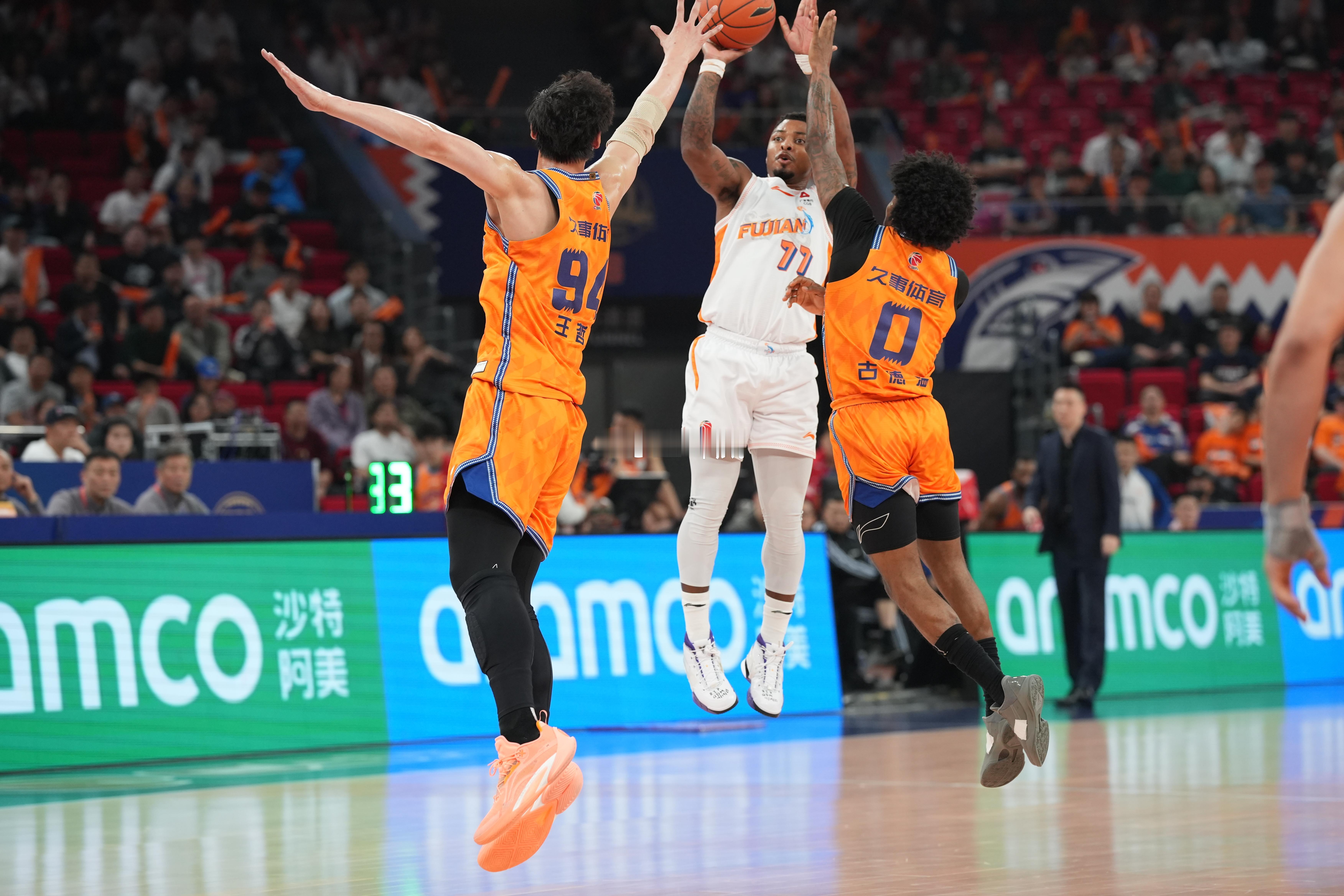 皮特森一人七分多钟拽了四个三分，第一节没打完已经砍了15分。上海男篮vs福建男篮