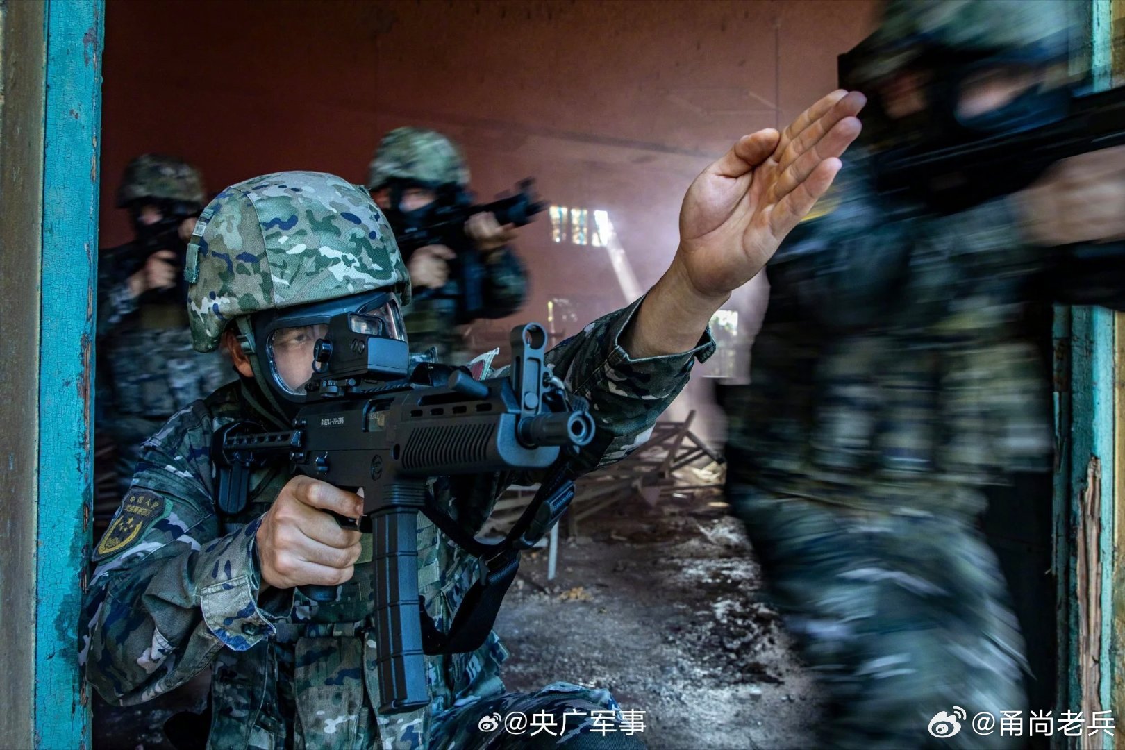 我是一个兵[超话] 【强军早报 】军事早知道1、近日，陆军第75集团军某旅组织迫