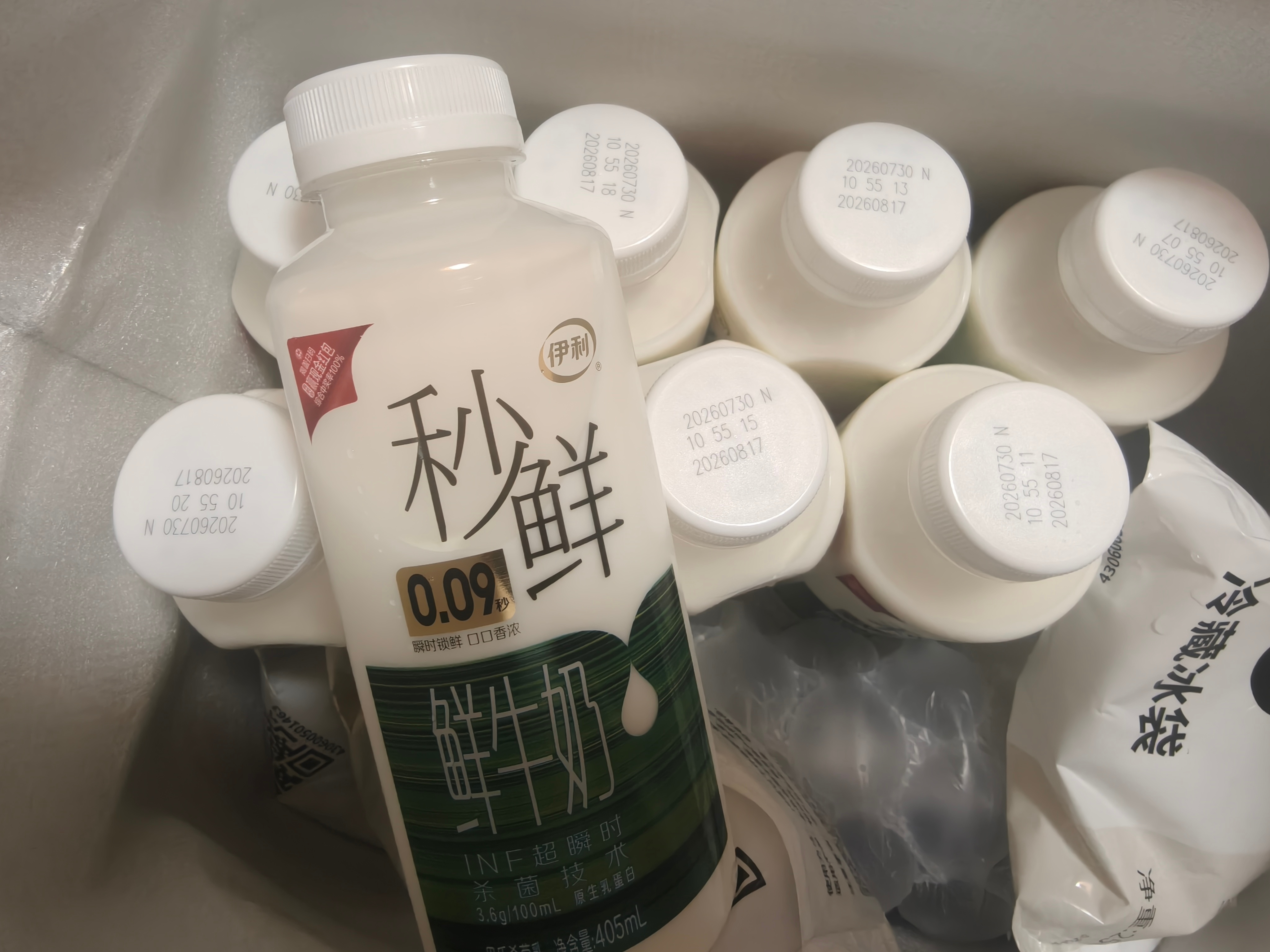 李现李现伊利品牌代言人 小卡到手，不过母上大人新晋驾到，看到小卡嘲笑了我一番