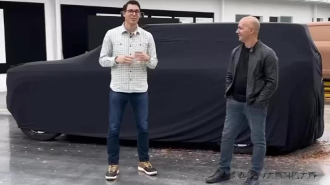 北美新势力RIVIAN曝光其第二款车型，或命名为R2S。根据直播中的车型，尺寸相