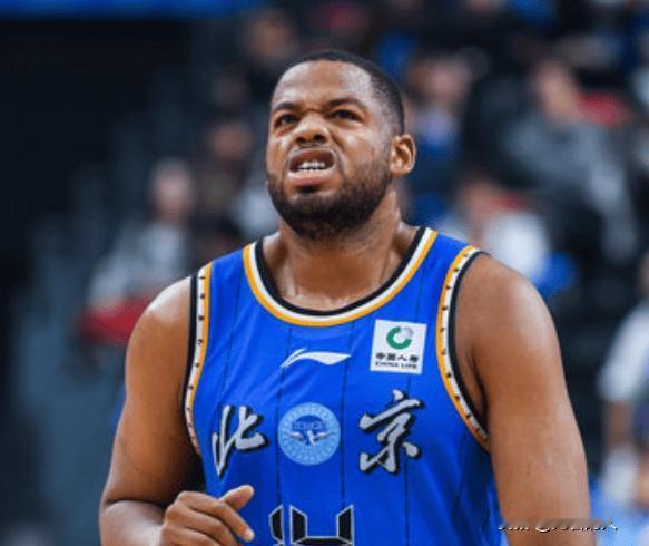 斯配尔曼就是喜欢漂在外面，一半是三分，面对新疆9+4




斯配尔曼这个外援，