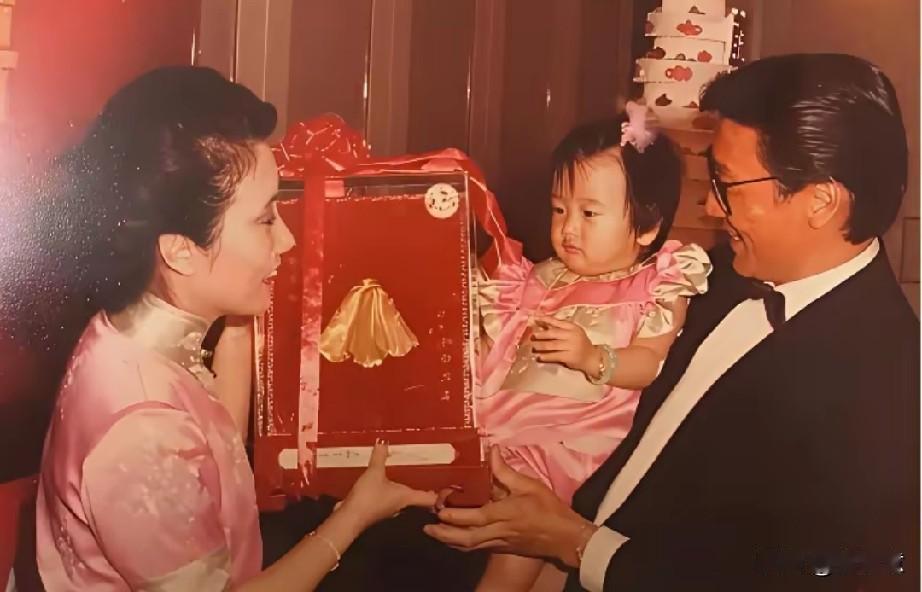 最近才知道汪明荃居然是谢婷婷干妈，而且当年还正儿八经地拜了。谢贤一家故事太多，他
