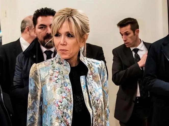 特朗普又出惊人言论，公然在公共场合嘲讽马克龙妻子布丽吉特，吐槽她“对马克龙态度极