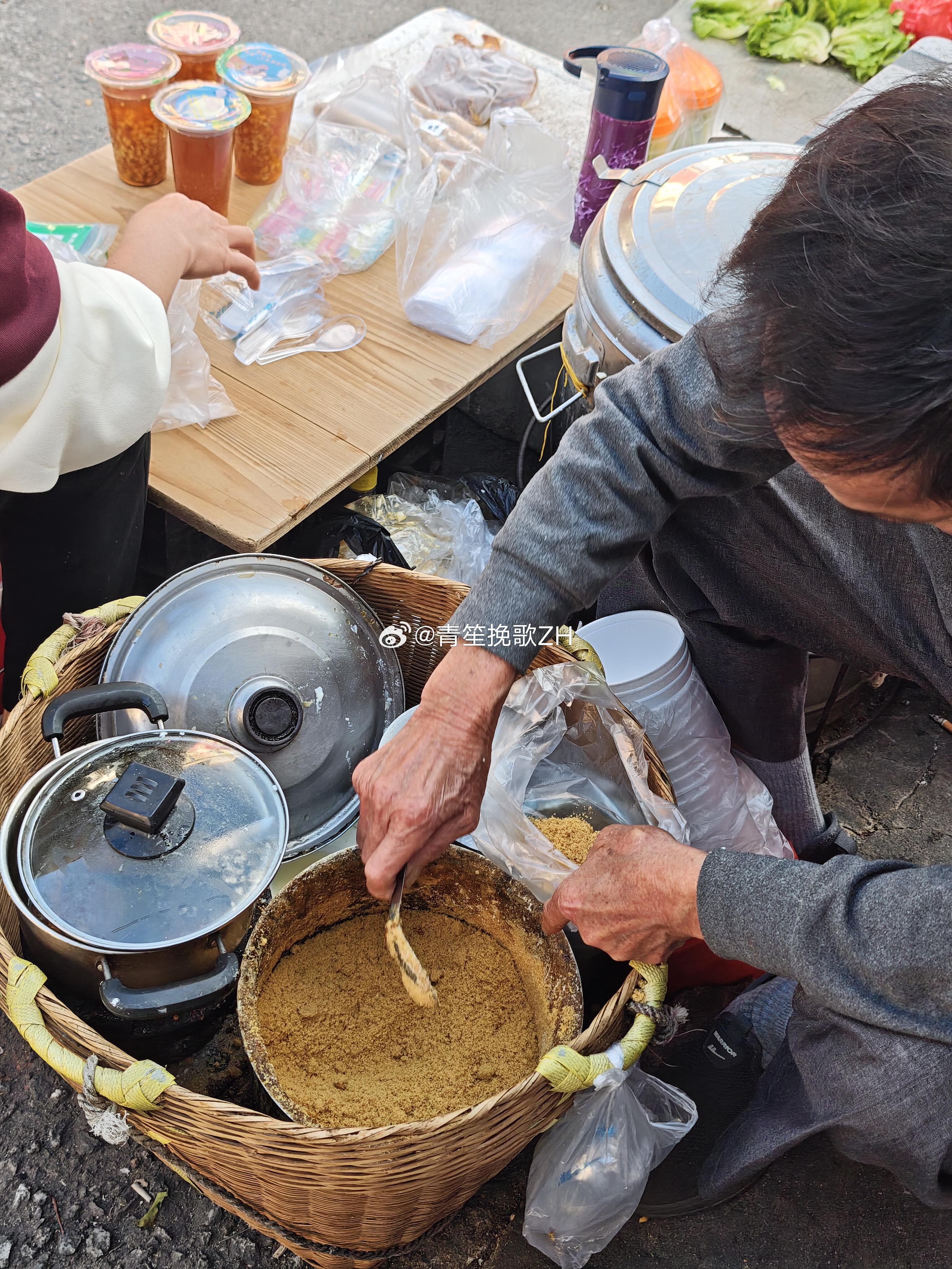 生活手记谁懂下午茶来一碗这样的豆花的幸福感~又扎实又水嫩，有很浓厚的豆浆味还有一
