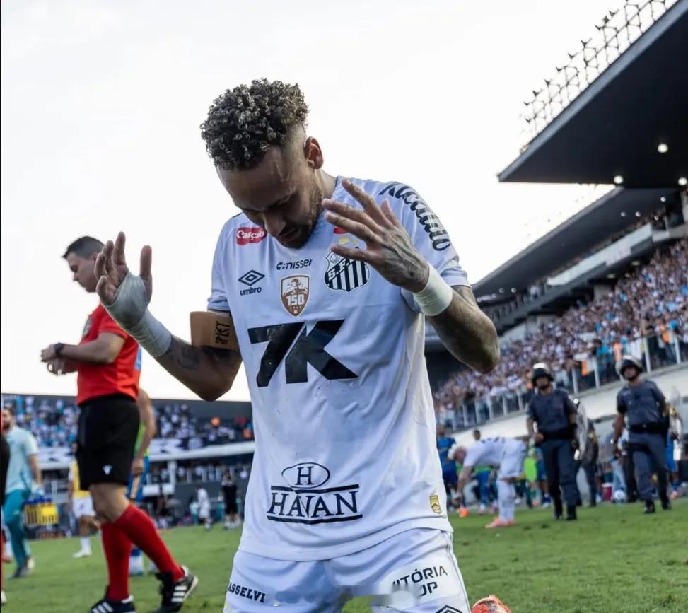 内马尔在接受采访时承认，他将在本赛季结束后考虑退役的事情。34岁的内马尔目前效力