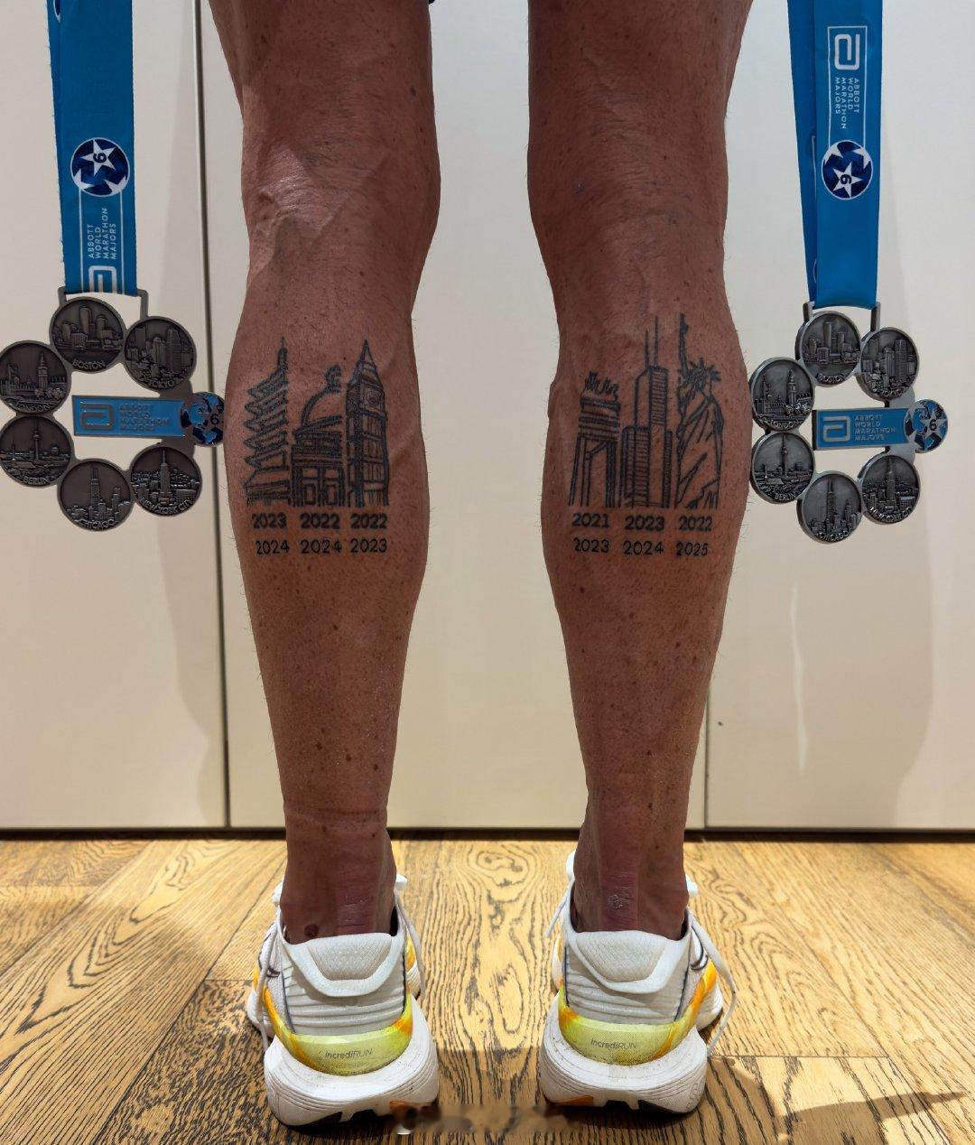 一名跑完两轮世界马拉松大满贯跑者的纹身。不知道以后变九星了这个纹身补不补，如果补