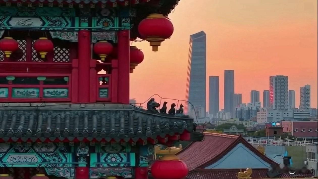 沈阳的美是“高级货”[赞]
沈阳故宫的殿宇，远处是358米的沈阳市府恒隆西塔（注