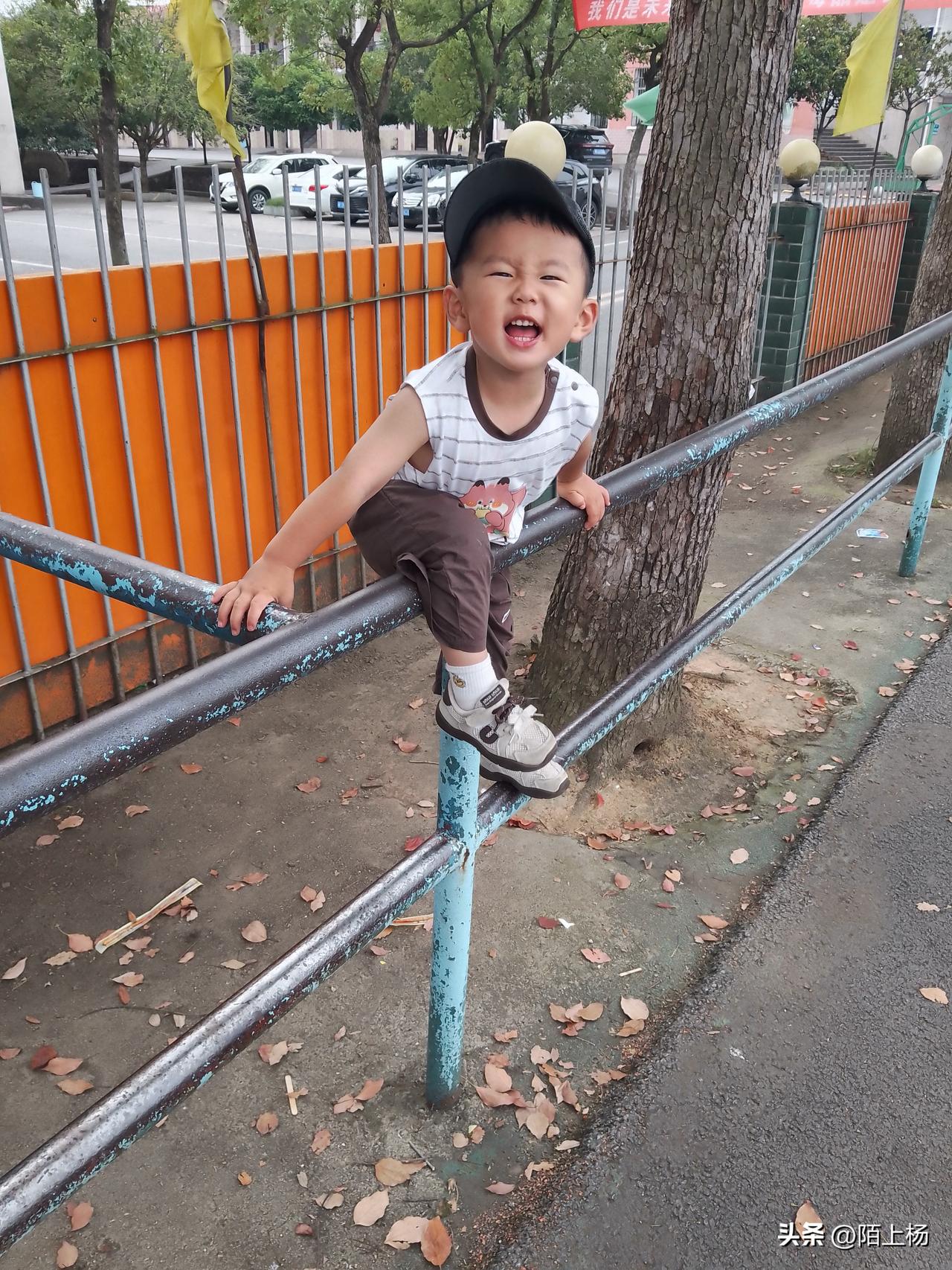 功夫不负有心人，小孙的好习惯终于在养成！

二岁四月余的木子，一些好习惯终于在我