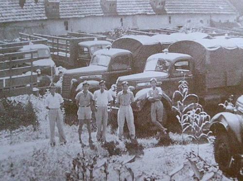 1937年，抗战全面爆发，他在新加坡坐不住了，领着南洋华侨募捐，钱一笔一笔往国内
