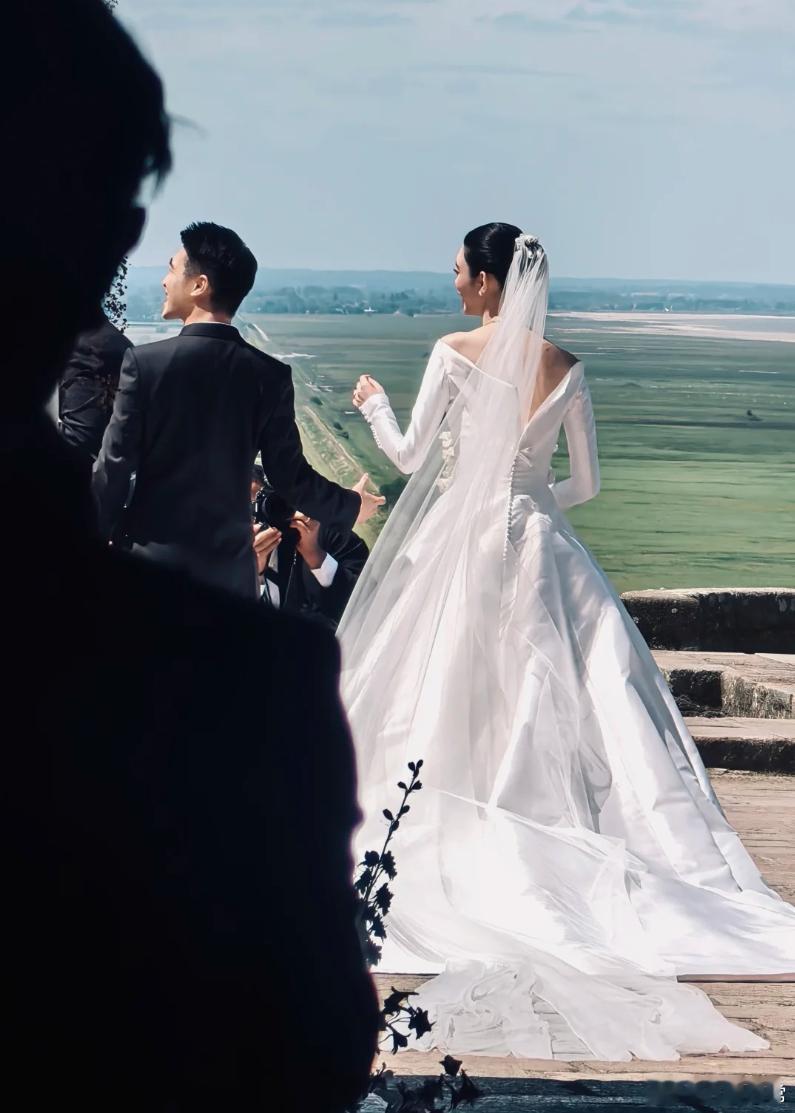 奚梦瑶何猷君婚礼誓词 奚梦瑶何猷君婚礼现场也太浪漫了吧！不仅将地点选在了如“天空