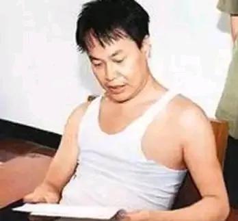 1996年，张子强绑架李嘉诚的儿子李泽钜，拿到了10亿的赎金，接着张子强的手下提