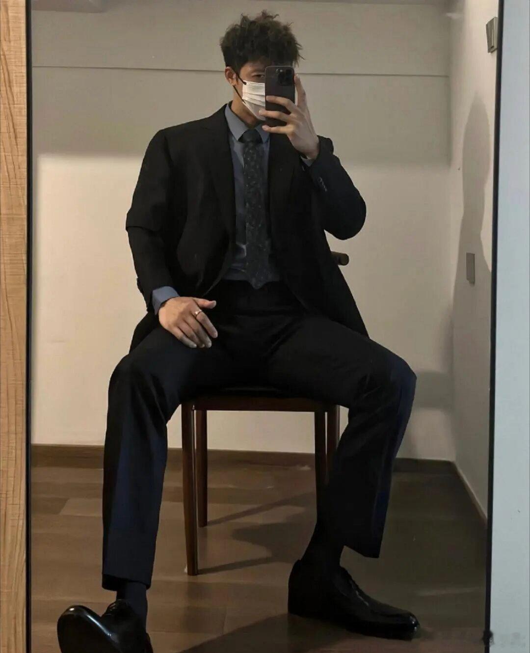 蓝衬衫 + 黑背带｜痞帅轻熟感直接戳中浅蓝衬衫自带的清透质感，撞上黑背带瞬间跳出