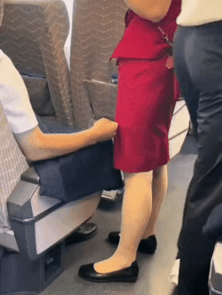 啥人都有，你捡便宜了？猥琐的灵魂才能做出这样的事，人家服务员都躲你了，真是不知羞